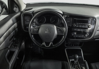 Подержанный автомобиль Mitsubishi Outlander 2017 года (11 фото)