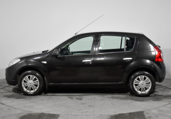 Подержанный автомобиль Renault Sandero 2014 года (8 фото)