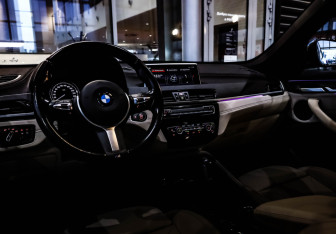 Подержанный автомобиль BMW X1 2021 года (20 фото)