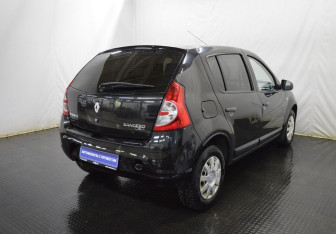 Подержанный автомобиль Renault Sandero 2011 года (5 фото)