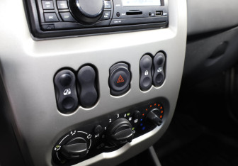 Подержанный автомобиль Renault Logan Sedan 2015 года (15 фото)