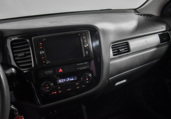 Подержанный автомобиль Mitsubishi Outlander 2013 года (16 фото)