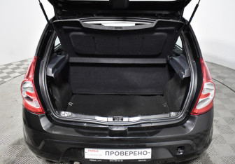 Подержанный автомобиль Renault Sandero 2014 года (18 фото)