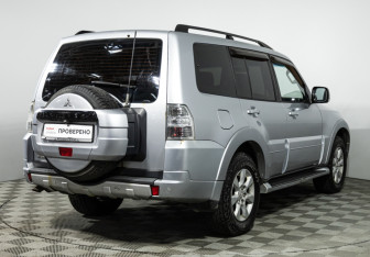 Подержанный автомобиль Mitsubishi Pajero 2011 года (5 фото)