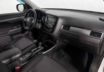Подержанный автомобиль Mitsubishi Outlander 2018 года (13 фото)