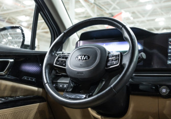 Подержанный автомобиль Kia Carnival 2021 года (17 фото)