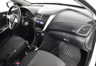 Подержанный автомобиль Hyundai Solaris Sedan 2012 года (12 фото)