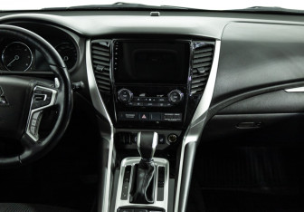 Подержанный автомобиль Mitsubishi Pajero Sport 2018 года (14 фото)