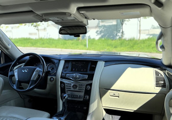 Подержанный автомобиль Infiniti QX80 2018 года (11 фото)