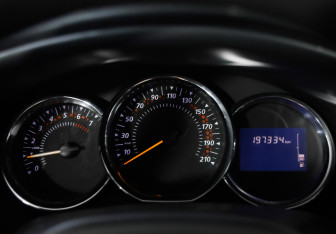 Подержанный автомобиль Renault Sandero 2015 года (12 фото)