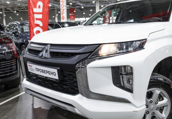 Подержанный автомобиль Mitsubishi L200 2022 года (2 фото)