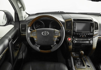 Подержанный автомобиль Toyota Land Cruiser Suv 2014 года (12 фото)