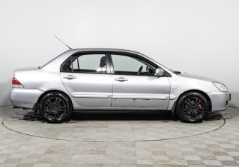 Подержанный автомобиль Mitsubishi Lancer Sedan 2005 года (4 фото)
