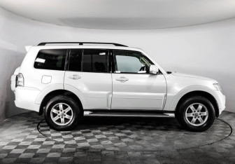 Подержанный автомобиль Mitsubishi Pajero 2014 года (4 фото)