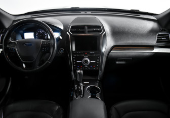 Подержанный автомобиль Ford Explorer 2018 года (18 фото)