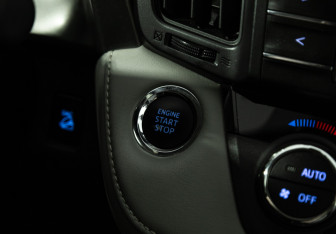 Подержанный автомобиль Toyota RAV4 2016 года (18 фото)