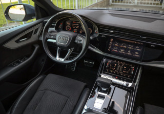 Подержанный автомобиль Audi Q8 2019 года (10 фото)