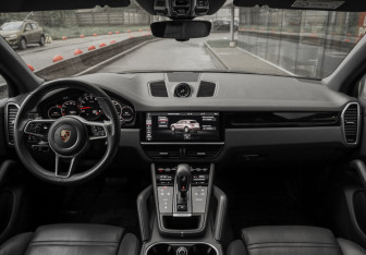 Подержанный автомобиль Porsche Cayenne 2020 года (14 фото)