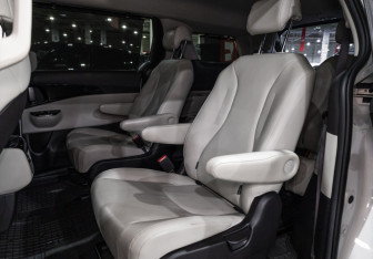 Подержанный автомобиль Kia Carnival 2020 года (11 фото)