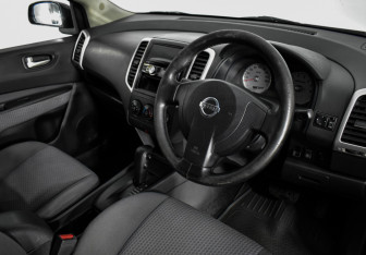 Подержанный автомобиль Nissan Wingroad 2005 года (11 фото)