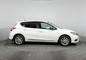 Подержанный автомобиль Nissan Tiida Hatchback 2015 года (4 фото)
