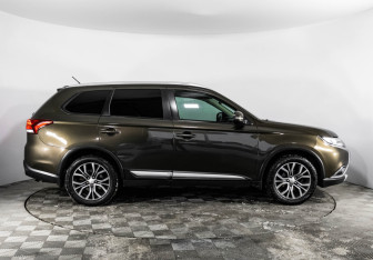 Подержанный автомобиль Mitsubishi Outlander 2015 года (4 фото)