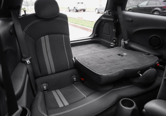 Подержанный автомобиль MINI Hatch 2016 года (27 фото)