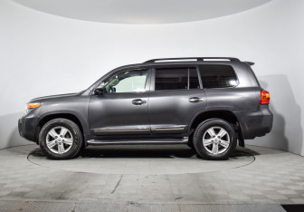 Подержанный автомобиль Toyota Land Cruiser Suv 2013 года (9 фото)