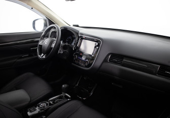 Подержанный автомобиль Mitsubishi Outlander 2015 года (17 фото)