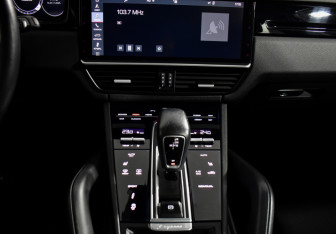 Подержанный автомобиль Porsche Cayenne 2019 года (17 фото)