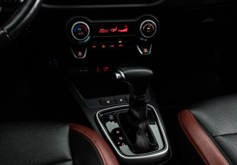Подержанный автомобиль Kia Rio Hatchback 2020 года (14 фото)