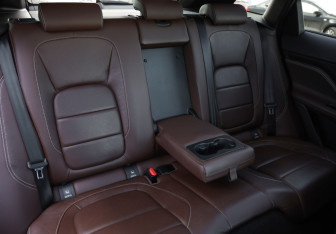 Подержанный автомобиль Jaguar F-Pace 2017 года (28 фото)