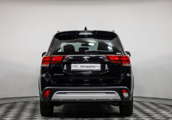 Подержанный автомобиль Mitsubishi Outlander 2022 года (6 фото)
