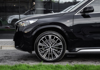 Подержанный автомобиль BMW X1 2024 года (10 фото)