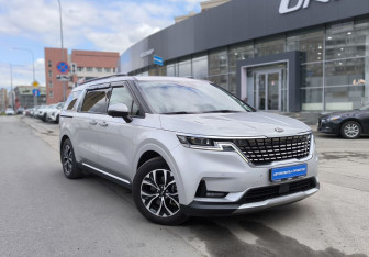 Подержанный автомобиль Kia Carnival 2021 года (3 фото)