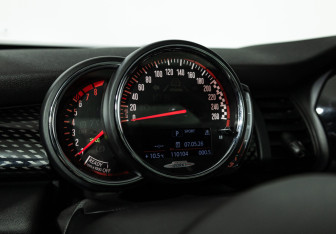 Подержанный автомобиль MINI Hatch 2018 года (12 фото)