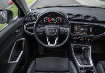 Подержанный автомобиль Audi Q3 2019 года (13 фото)