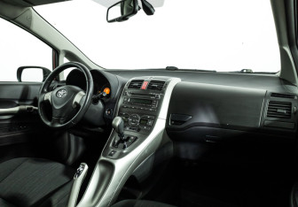 Подержанный автомобиль Toyota Auris Hatchback 2009 года (9 фото)
