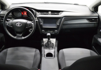 Подержанный автомобиль Toyota Avensis Wagon 2016 года (14 фото)