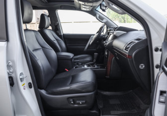 Подержанный автомобиль Toyota Land Cruiser Prado 2017 года (28 фото)