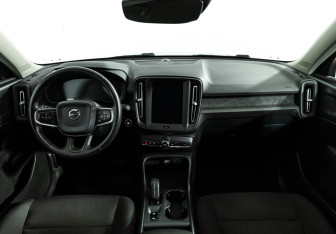 Подержанный автомобиль Volvo XC40 2020 года (13 фото)