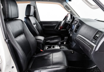 Подержанный автомобиль Mitsubishi Pajero 2011 года (17 фото)