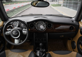 Подержанный автомобиль MINI Cabrio 2006 года (16 фото)