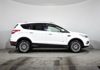 Подержанный автомобиль Ford Kuga 2016 года (4 фото)