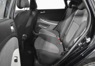 Подержанный автомобиль Hyundai Solaris Hatchback 2011 года (11 фото)