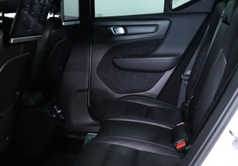 Подержанный автомобиль Volvo XC40 2019 года (20 фото)