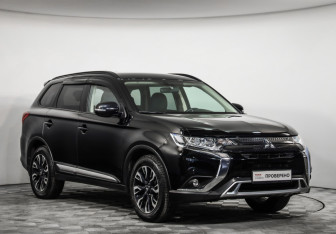 Подержанный автомобиль Mitsubishi Outlander 2022 года (3 фото)