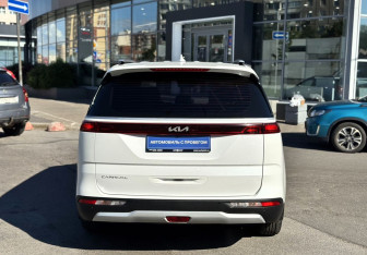 Подержанный автомобиль Kia Carnival 2021 года (5 фото)