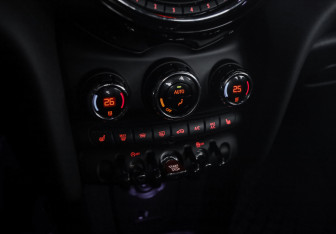 Подержанный автомобиль MINI Hatch 2020 года (16 фото)