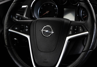 Подержанный автомобиль Opel Astra Sedan 2012 года (11 фото)